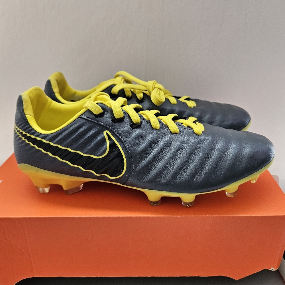 New Nike Mens Tiempo Legend 7 elite. Size mens 5